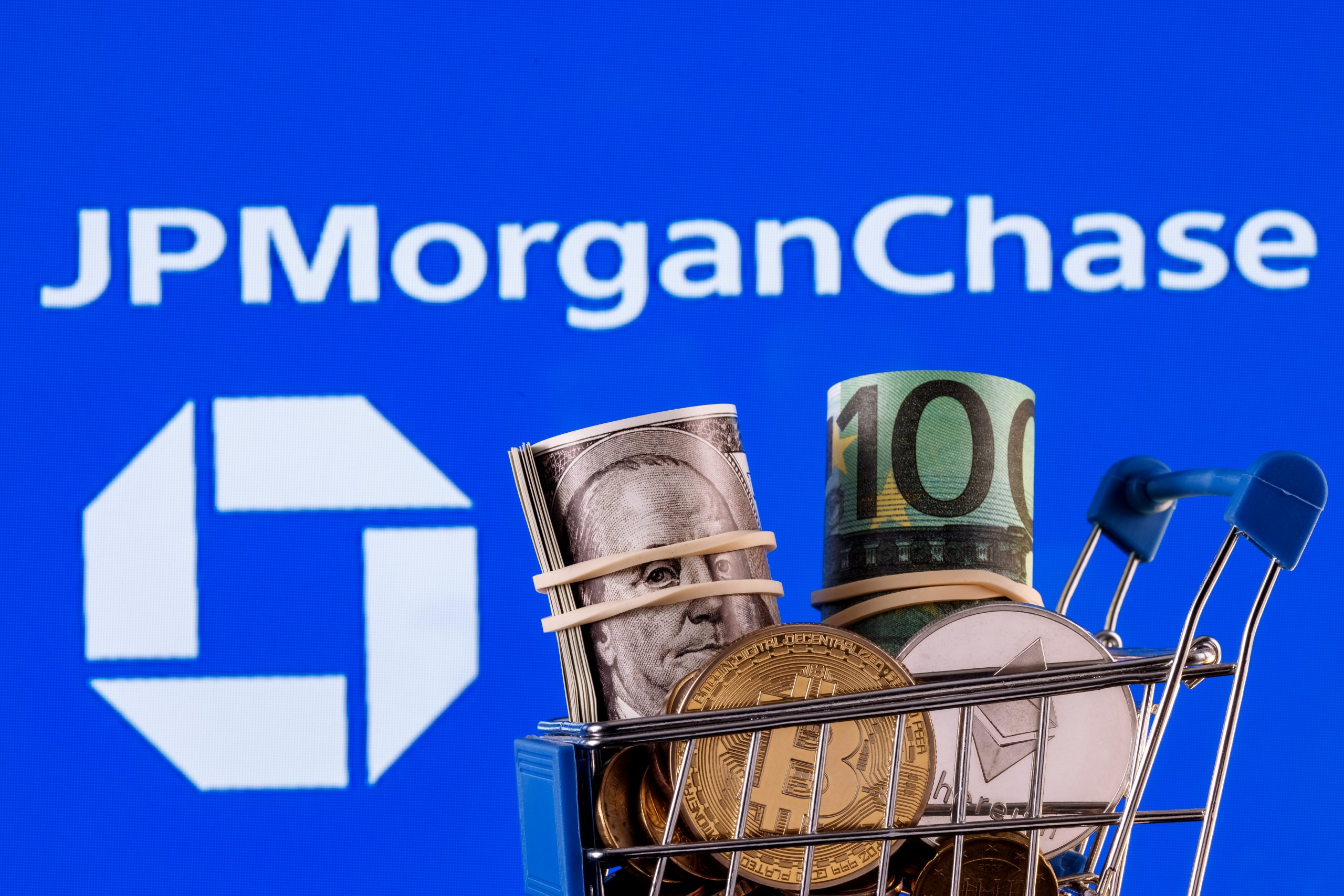 jpmorgan logo bitcoin cryptocurrencies scaled JPMorgan CEO slams crypto as ‘decentralised Ponzi schemes’
